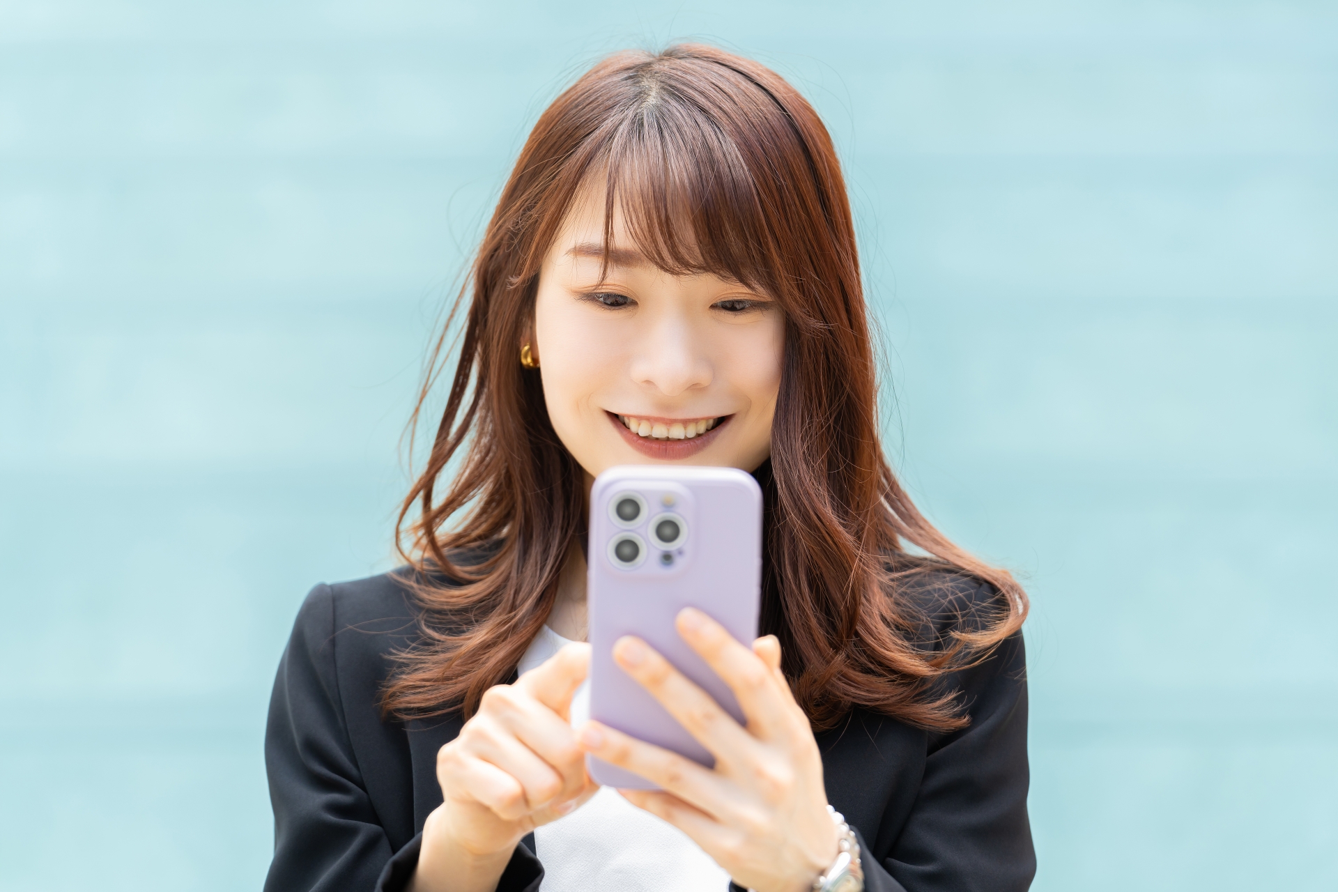 スマホを見る女性